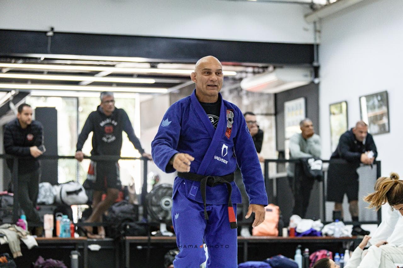 Mestre Roberto Godoi no tatame da G13 Headquarters