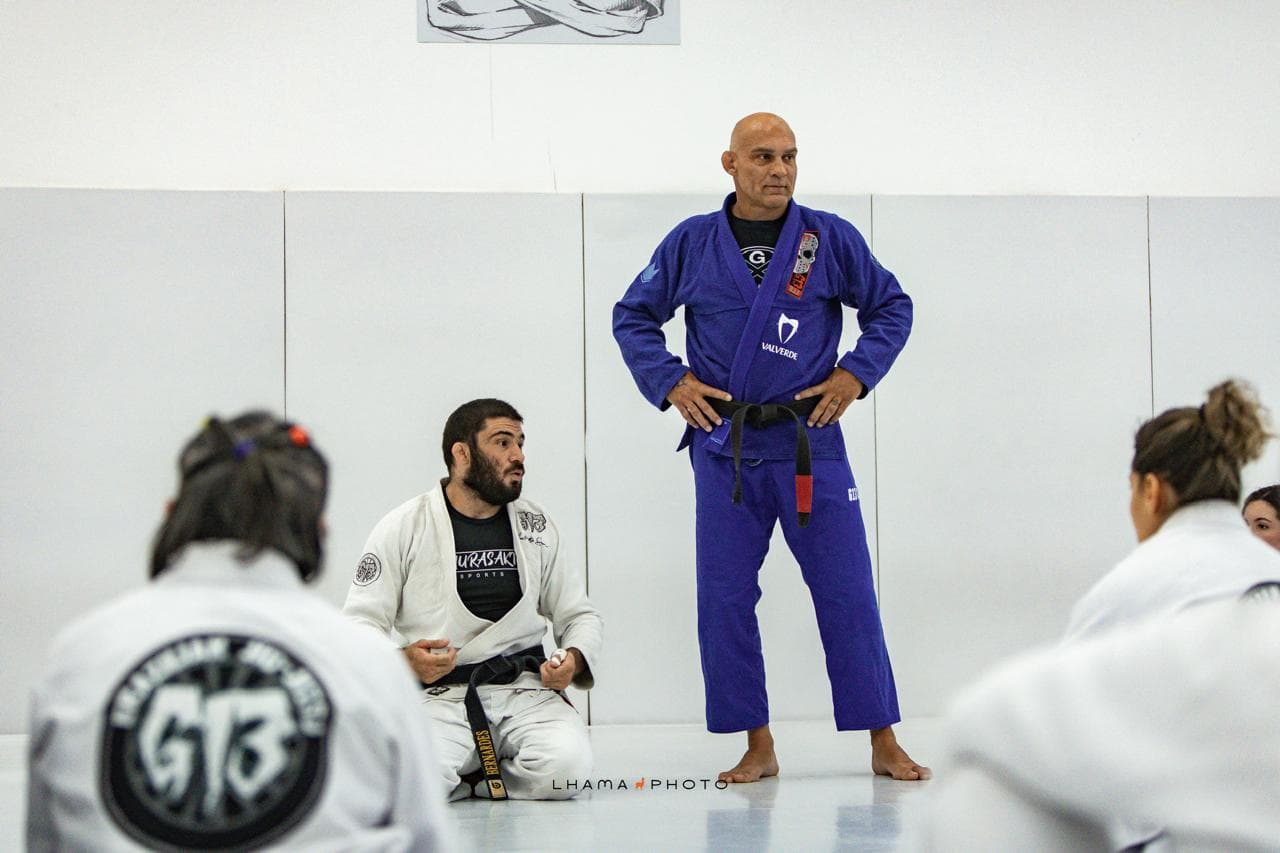 Aula de Jiu-Jitsu no tatame da G13 Headquarters